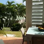 Appartement rez-de-chaussée de villa à 1 minute de la plage